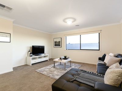 8 Calibre Circuit, Clyde North