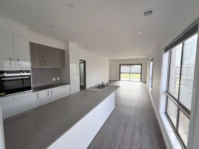 85 Plane Avenue, Mambourin