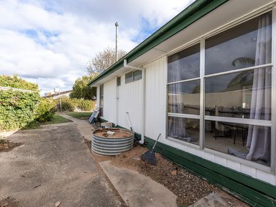 8 Rasmussen Road, Horsham