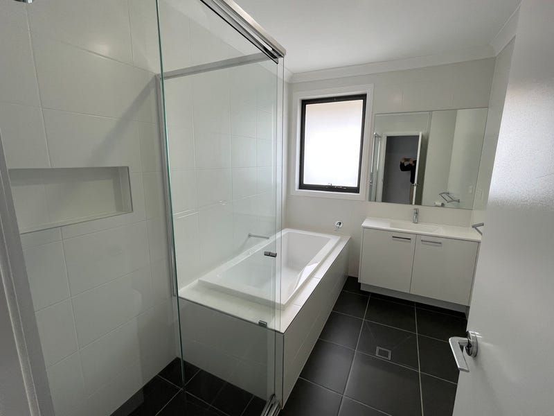 33 Crest Road, Gledswood Hills