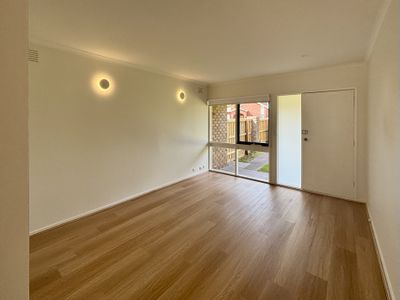 1 / 10 Templewood Crescent, Avondale Heights