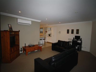 2 / 1 Moore Court, Wynyard