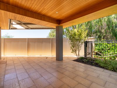 13 Coniston Bend, Waikiki