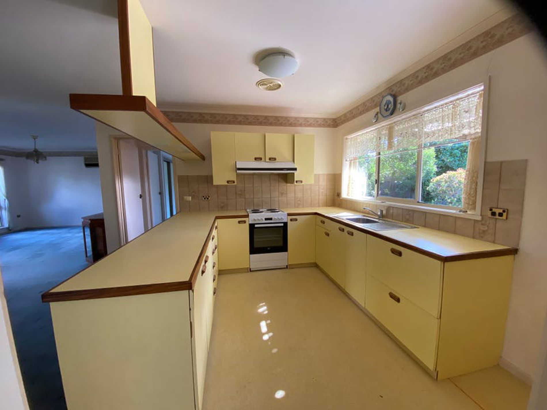 84 Reynolds Road, Belmont