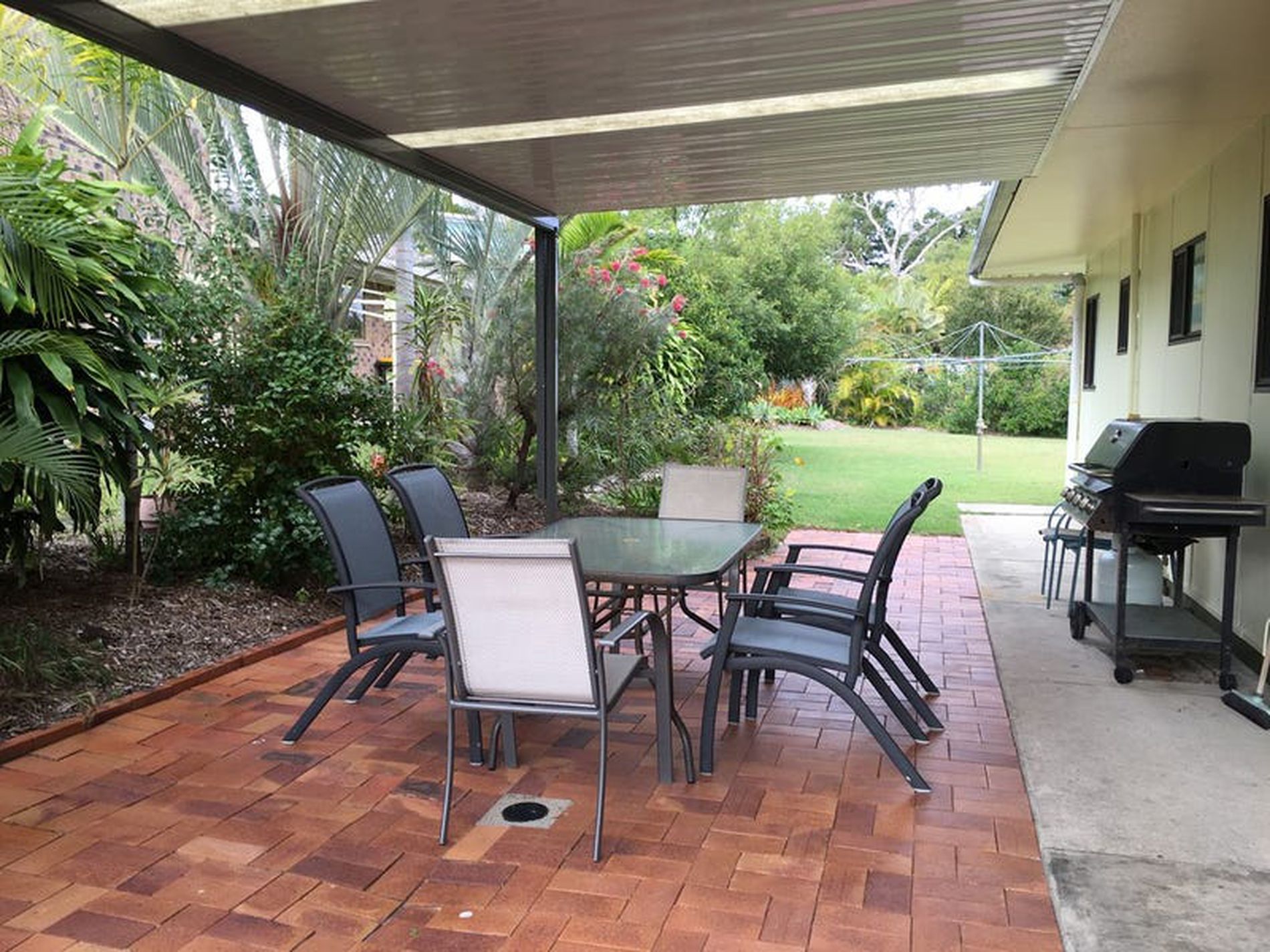 12 Fifth Avenue, Woodgate