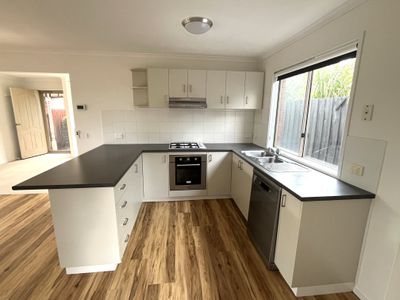 8 Trixia Place, Leopold
