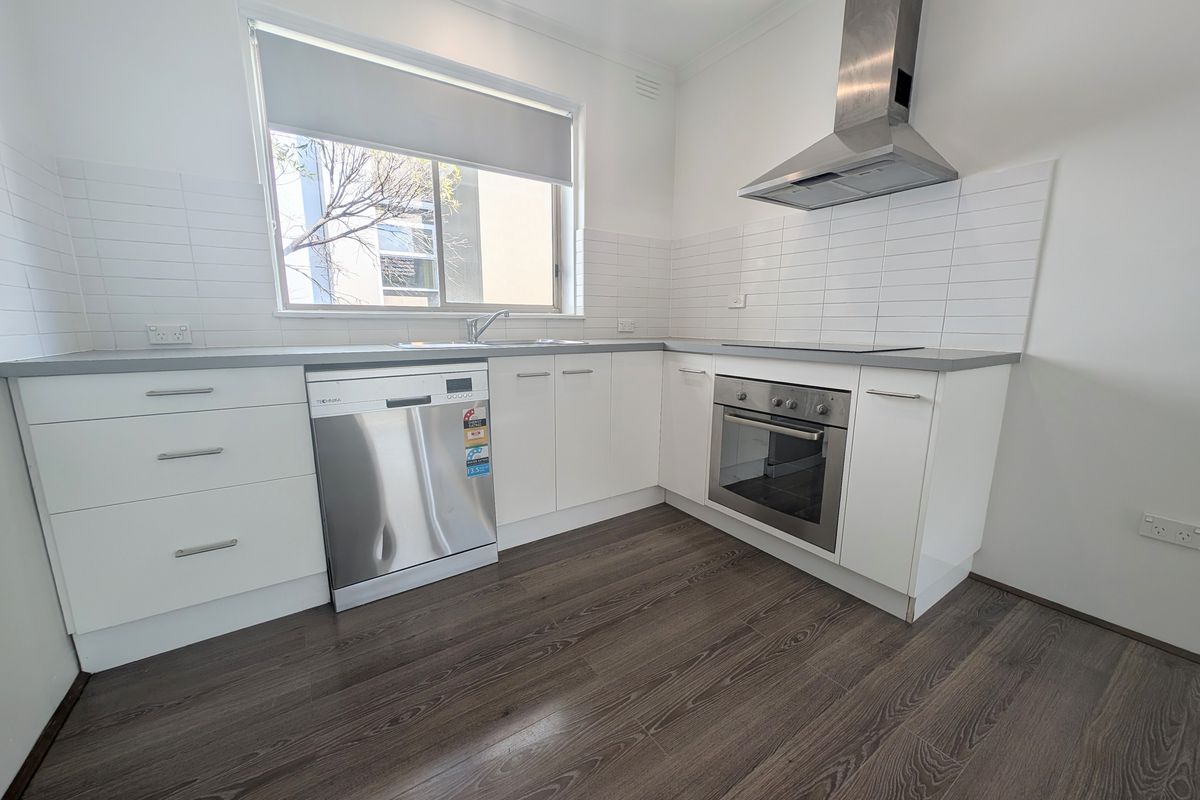 Convenient updated spacious apartment living