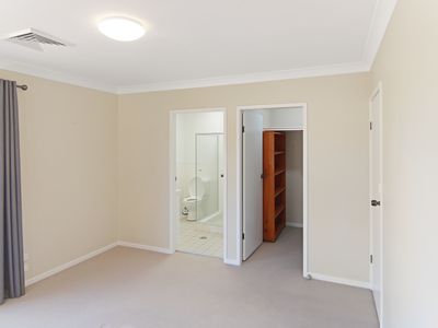 76 Elizabeth Parade, Forster