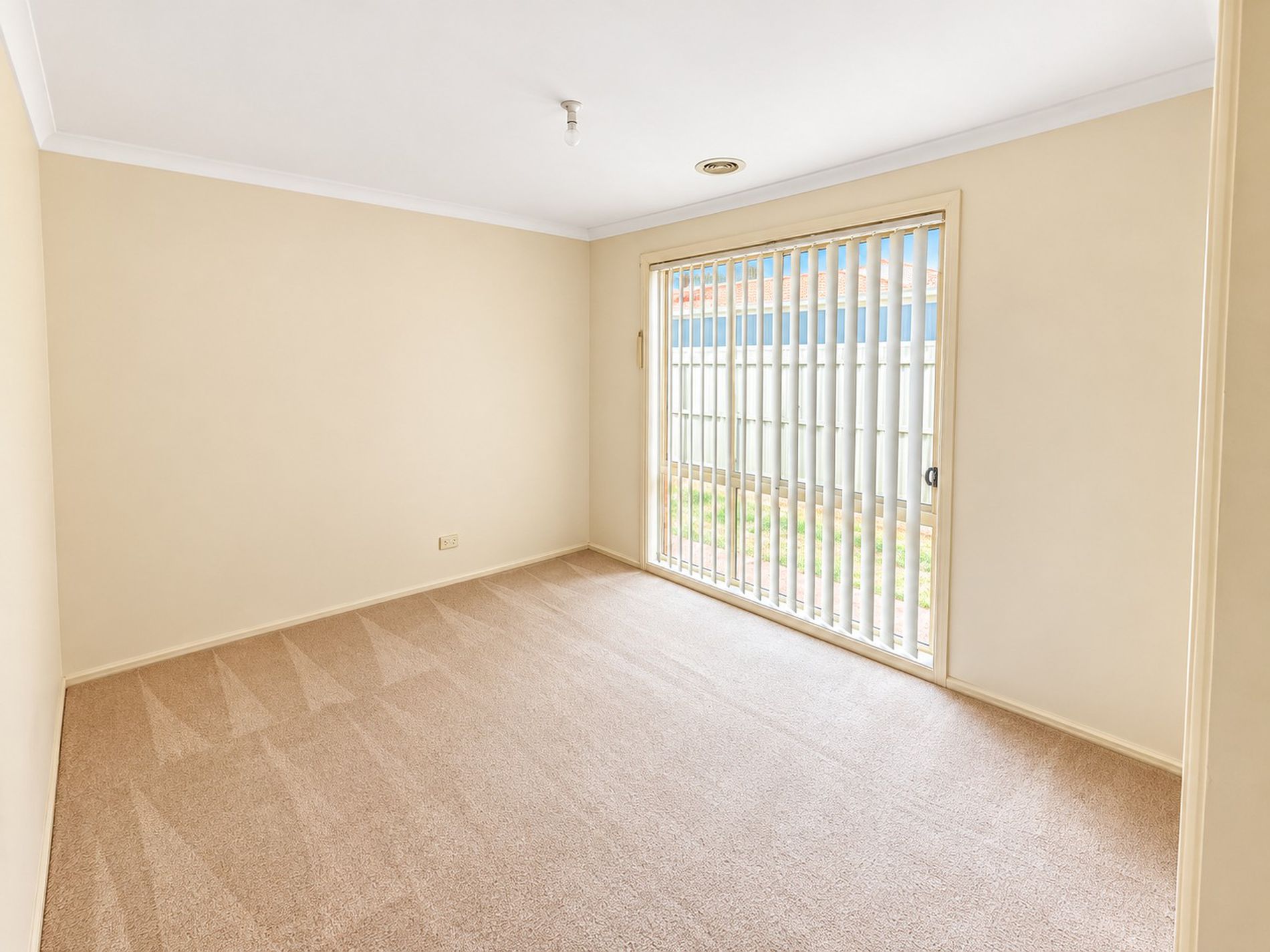 1 / 3 Enfield Avenue, Werribee