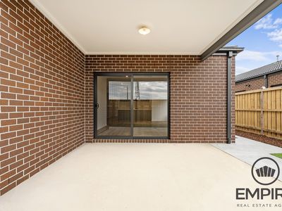 33 Bromeliad Street, Clyde North