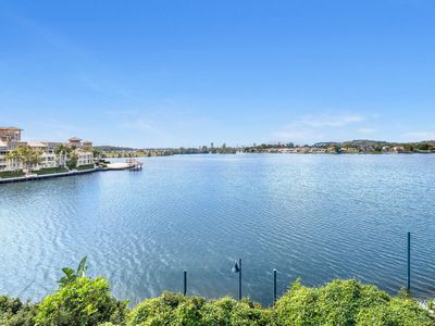 2 / 19 Watts Drive, Varsity Lakes