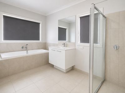 27 Mewat Circuit, Thornhill Park