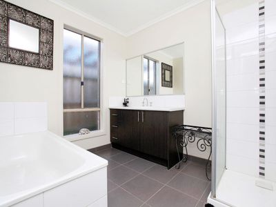 35 Chestnut Chase, Pakenham
