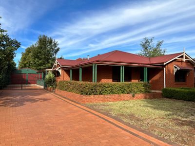 8 Lincoln Park Way, Dubbo