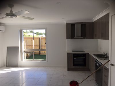 2 / 23 Sharp Crescent, Branyan