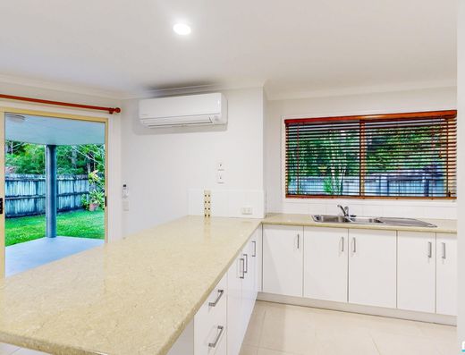 Spacious Family Living Opposite Tewantin Golf Course image 5