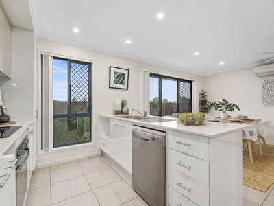 2 / 4 Angela Way, Pimpama