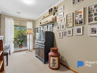 32 Mistletoe Street, Golden Square