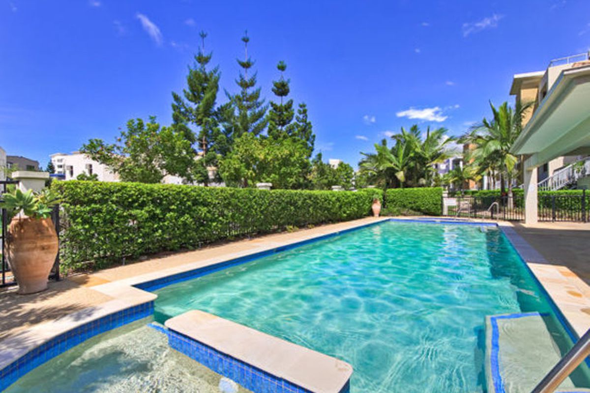 15 / 1 Riverwalk Avenue, Robina