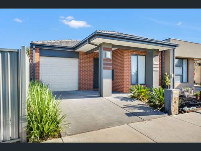 16 BURCHILL AVENUE, Cranbourne East