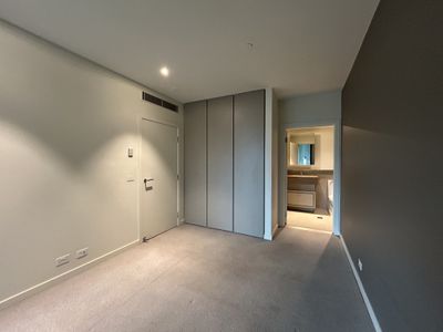 906 / 9 Waterside Place, Docklands