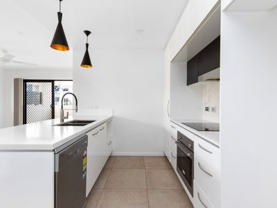 3 / 11 University Road, Mitchelton