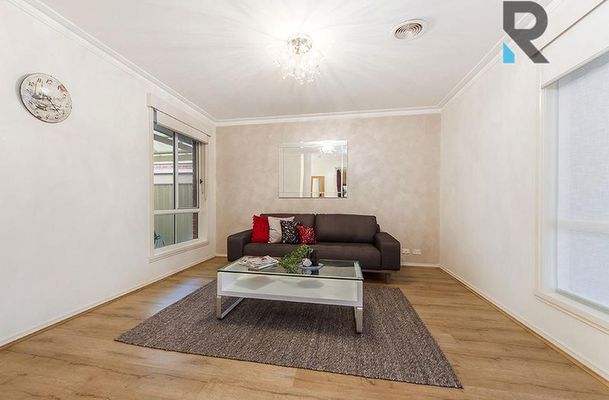 11 McKenzie Crescent, Roxburgh Park