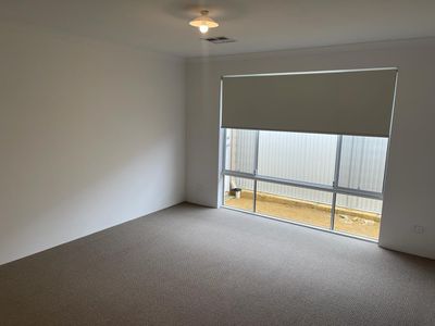 7 Roebuck Blvd, Eglinton