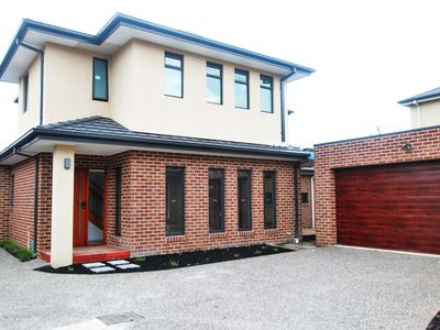 2 / 4 Kirstina Road, Glen Waverley