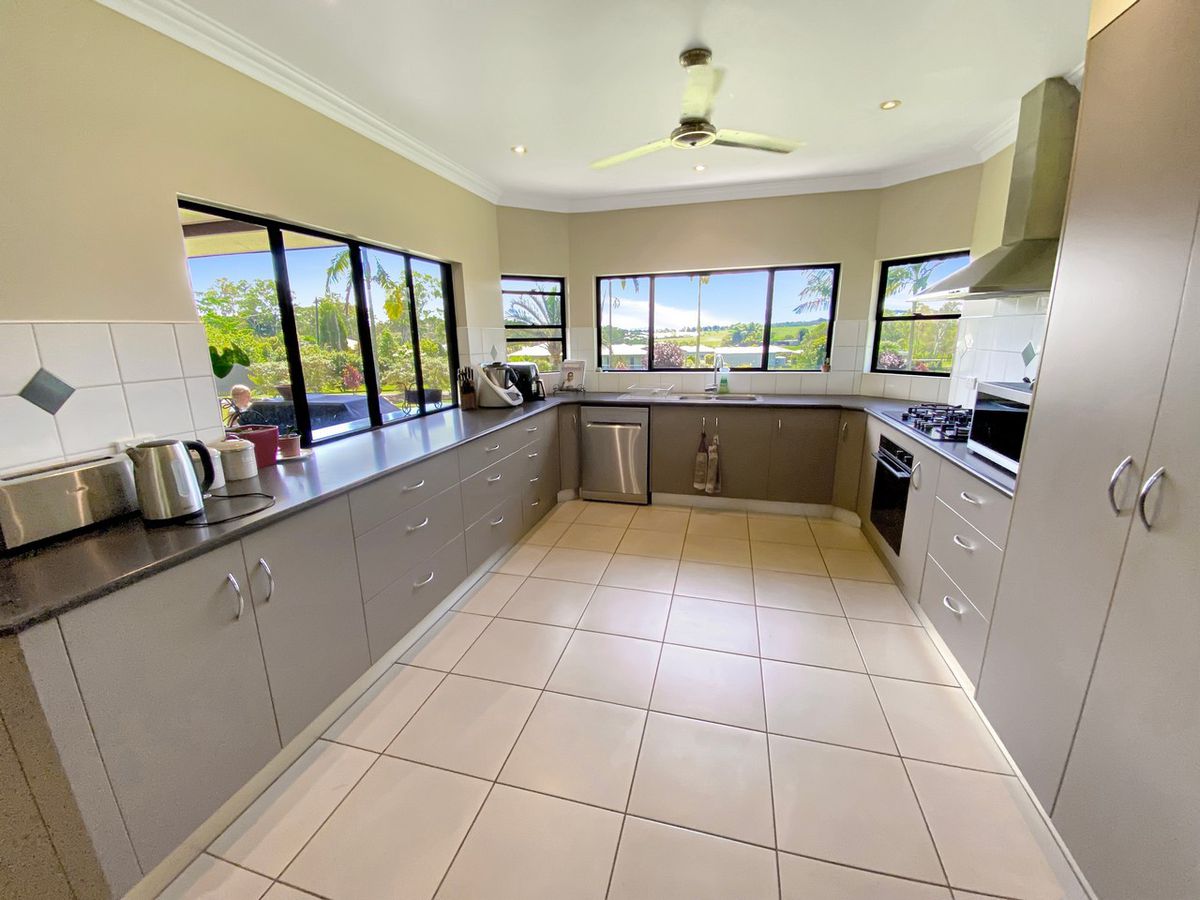 2 Larfield Close, Atherton