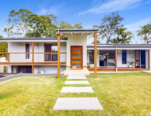 A Hidden Tewantin Gem with Space to Inspire image 3