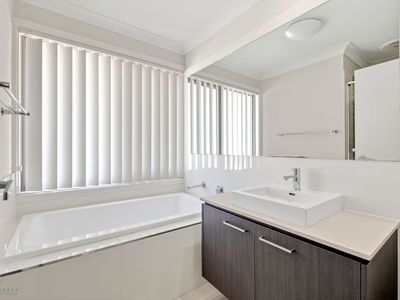 43 Lakeside Parade, Jordan Springs