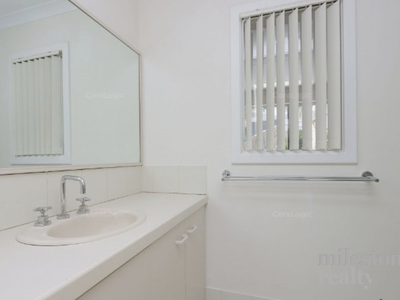 2 / 13 Helm Street, Mount Pleasant