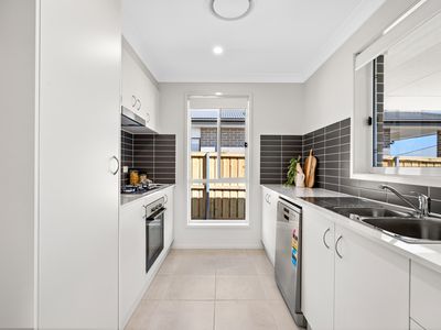 2 / 4 Caputar Way, Lochinvar