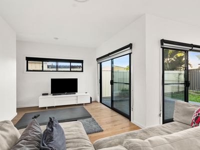 3 / 8 Fraser Crescent, Albion Park