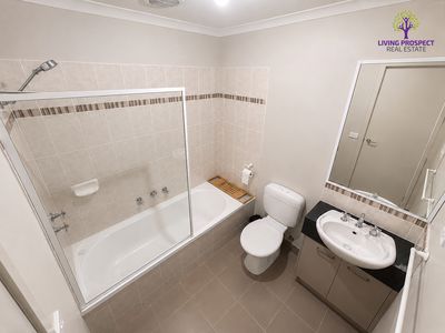 33 / 39 Astley Crescent, Point Cook