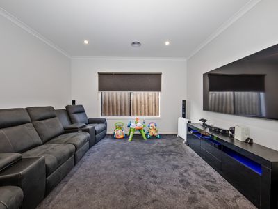 17 Pepita Crescent, Manor Lakes