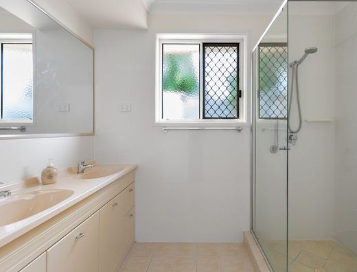 Great family home in an ideal location ***** UNFURNISHED ***** image 9
