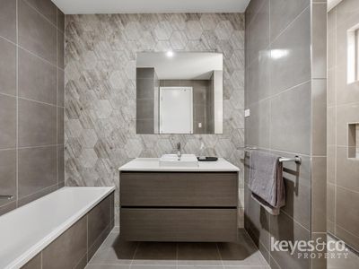 20 Creekside Parade, Julago