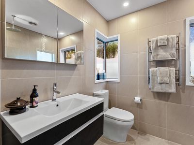 2/962 Beach Road, Torbay