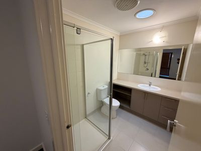 2 / 2 Lilly Pilly Close, Werribee