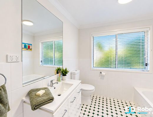 Spacious, Light-Filled Living in a Quiet Old Tewantin Cul-de-Sac image 15