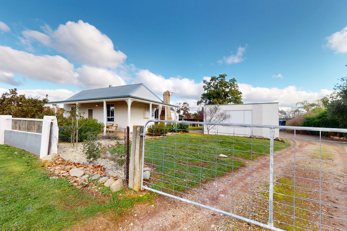 Peace and Quiet in Rutherglen, 3 Bed home with large block