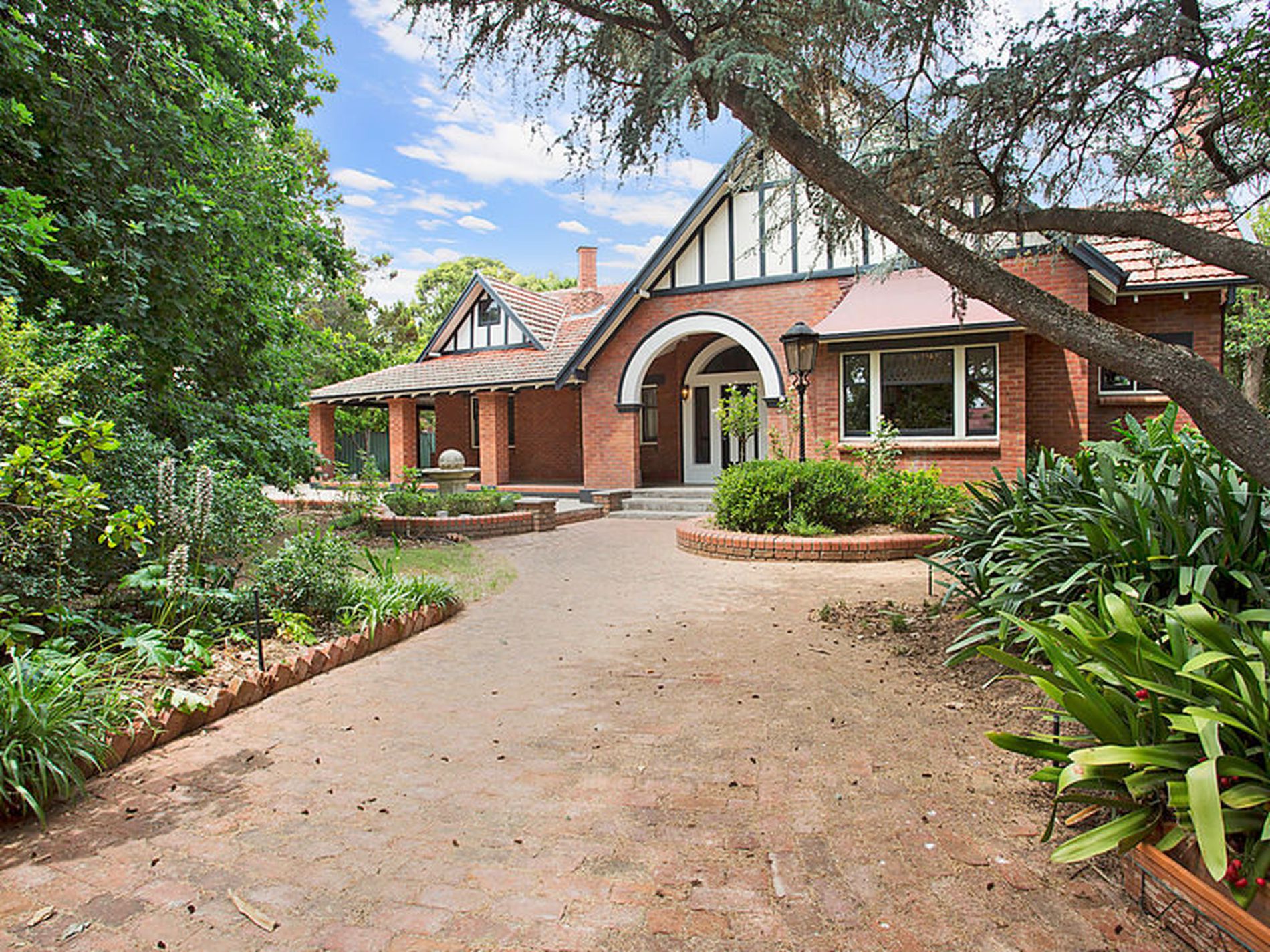 9 Cross  Road, Kingswood