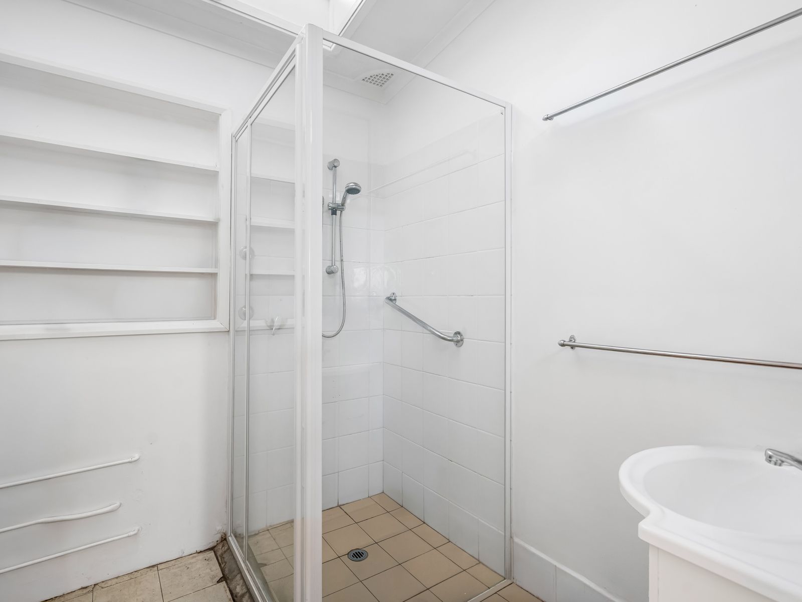 43 Lake Road, Balcolyn