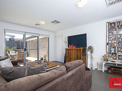 76 Cocoparra Crescent, Crace