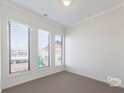 5 Waltzing Way, Lynbrook