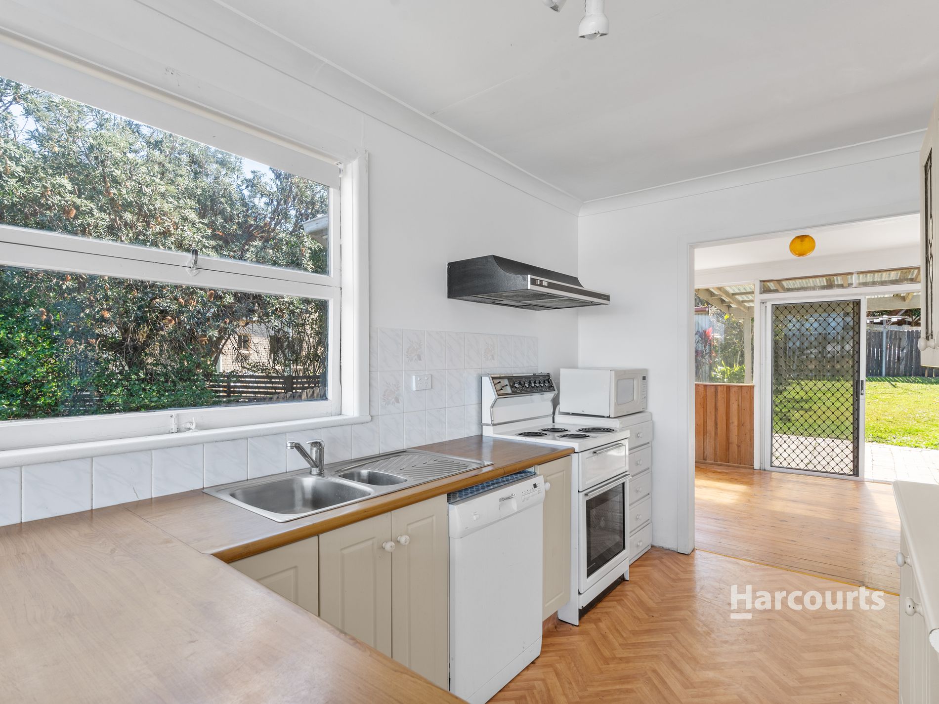 56 Sunset Strip, Manyana