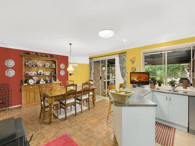 4 Flame Tree Cl, Hamlyn Terrace