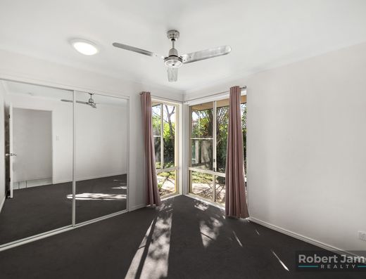 5 BEDROOM HOME WITH PARK RESERVE BACKDROP image 20
